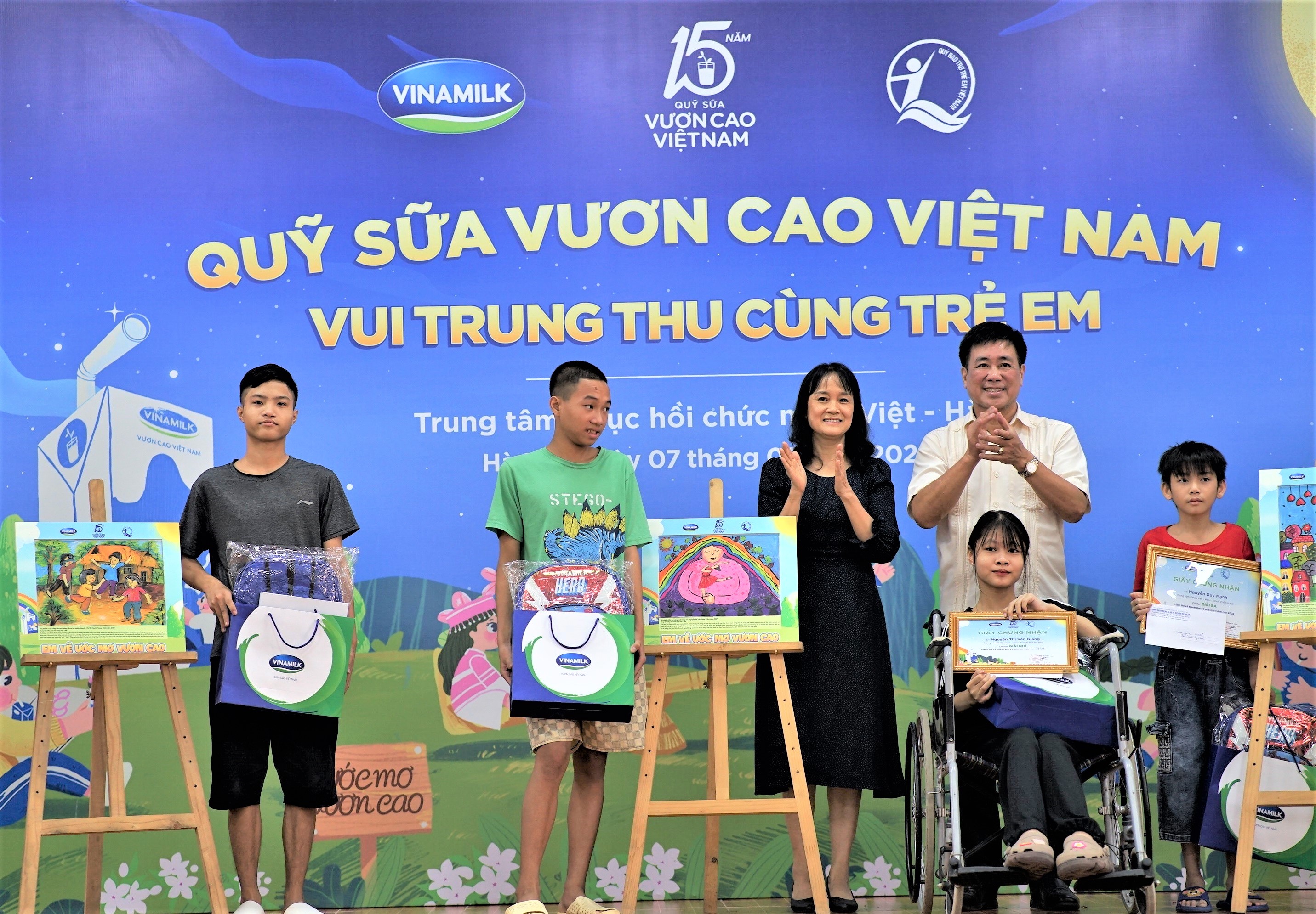 Vinamilk cùng với Quỹ sữa sẽ mang đến một mùa Trung thu thật ý nghĩa cho các em nhỏ. Cùng xem hình ảnh về hoạt động của Quỹ sữa và Vinamilk trong mùa Trung thu để hiểu thêm về sự quan tâm và yêu thương của họ đối với trẻ em Việt Nam.