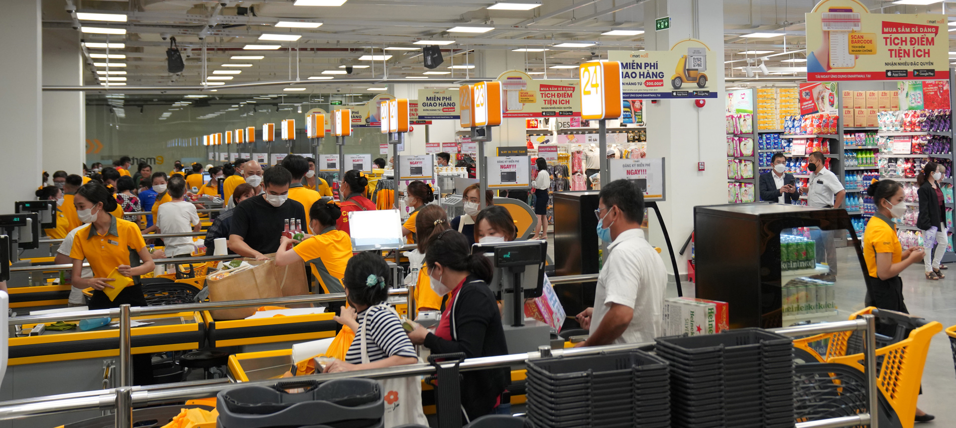 Emart Sala thu hút đông đảo khách hàng tham quan khi bán thử nghiệm