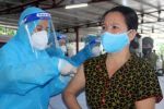 Nghệ An: Tiêm vắc xin cho tiểu thương và ban quản lý các khu chợ trên địa bàn TP Vinh